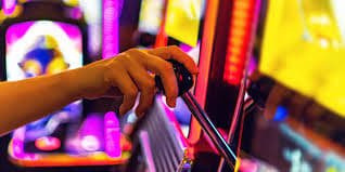 Tampilan aplikasi tianslot di perangkat mobile dengan berbagai pilihan permainan sportsbook dan slot online
